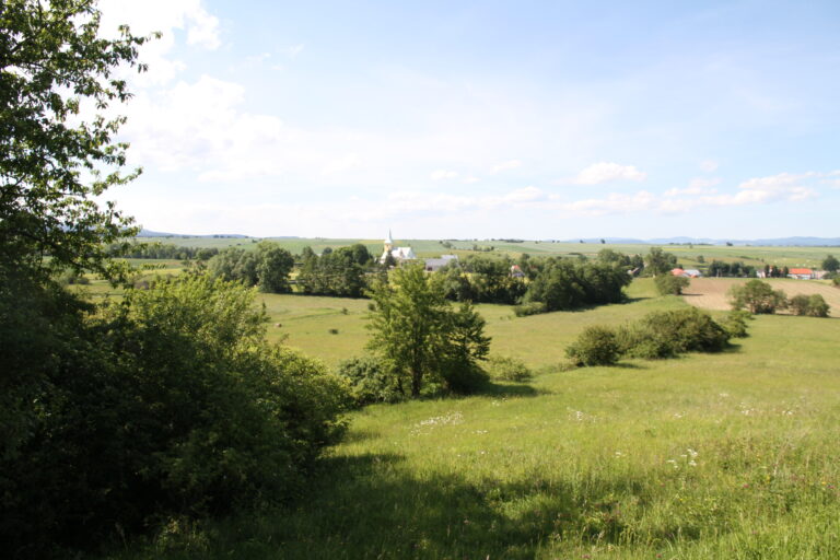Landschaft mit Kirche